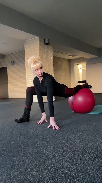 Растяжка с мячами