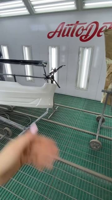 Нанесение лака в покрасочной камере