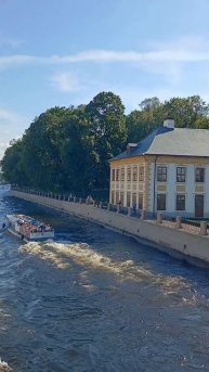 По набережной реки Фонтанки. Петербург