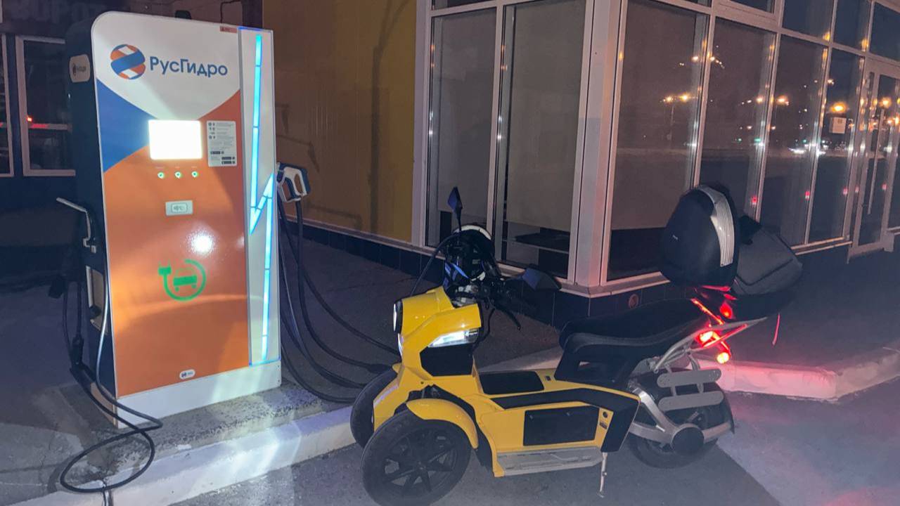 Doohan iTank заряжаю от  станции и обычной розетки.