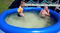 Купаюсь на даче в бассейне, прыгаю, ныряю, плаваю. Очень классно, летний отдых
