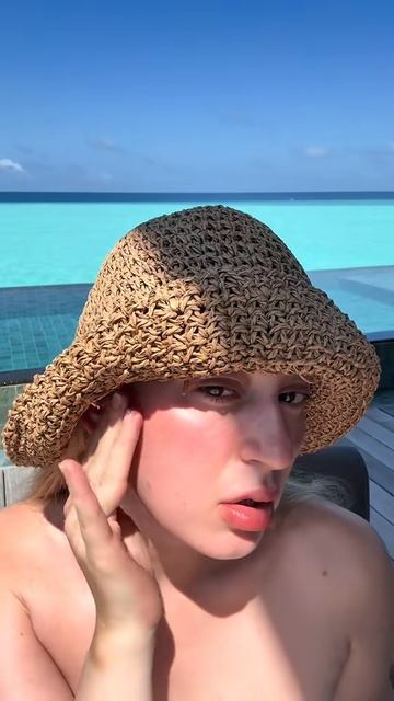 В отпуске оставляю косметичку дома 👜
Румяна Rhode — мой главный must-have для лёгкого макияжа 🌺
Rho