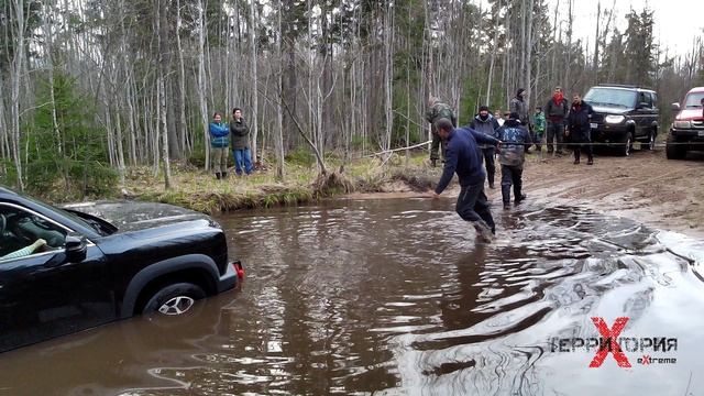 Джиперы вытаскивают китайский паркетник с заблокированными колесами из лужи!