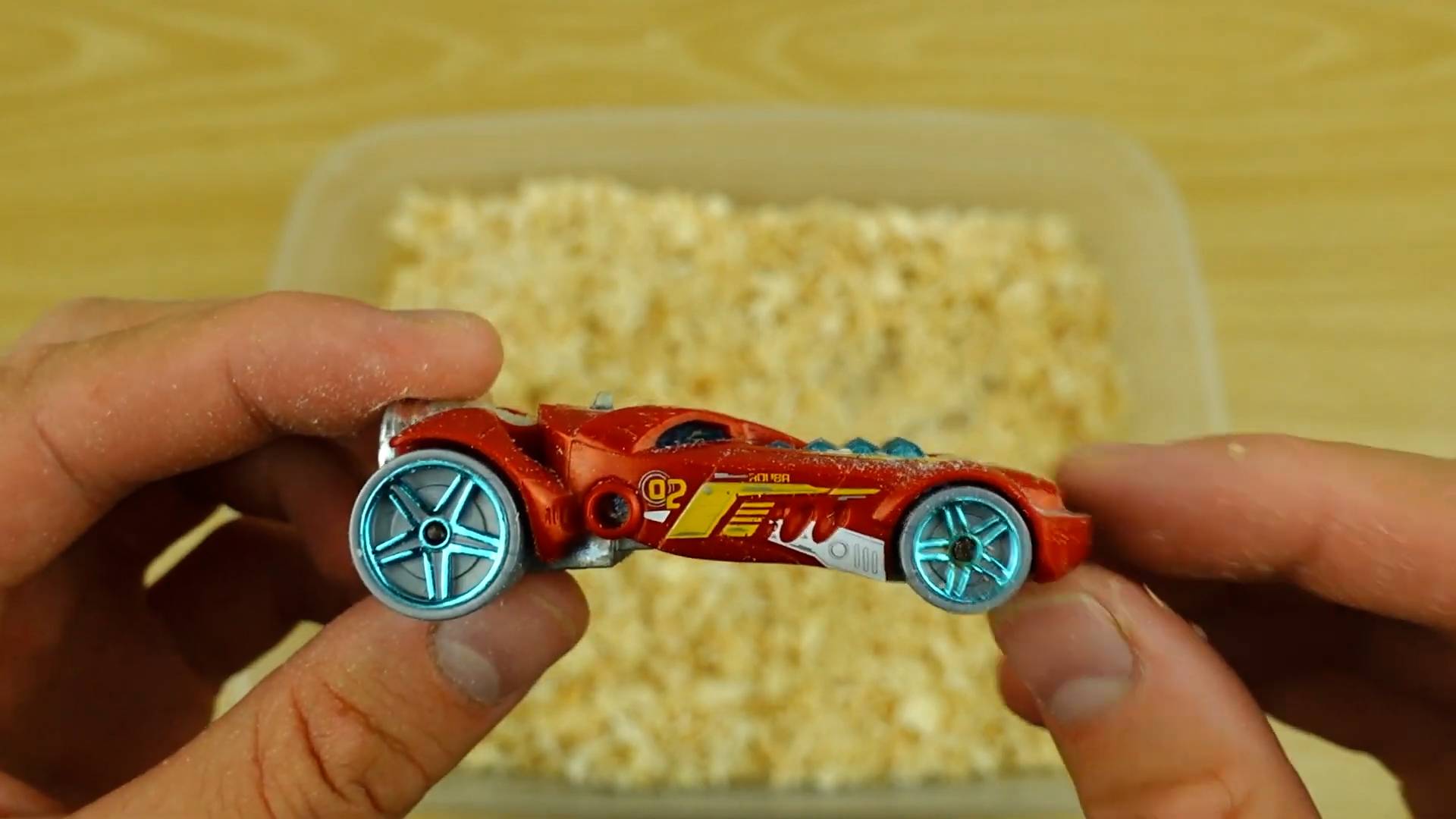 Ищу машинки игрушки Hot Wheels в ящике с опилками. Кир Кар Тойс