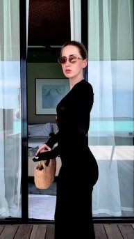 Отпуск — лучший повод для стильных экспериментов 💃
Сегодня мой выбор — чёрное платье, которое подчер