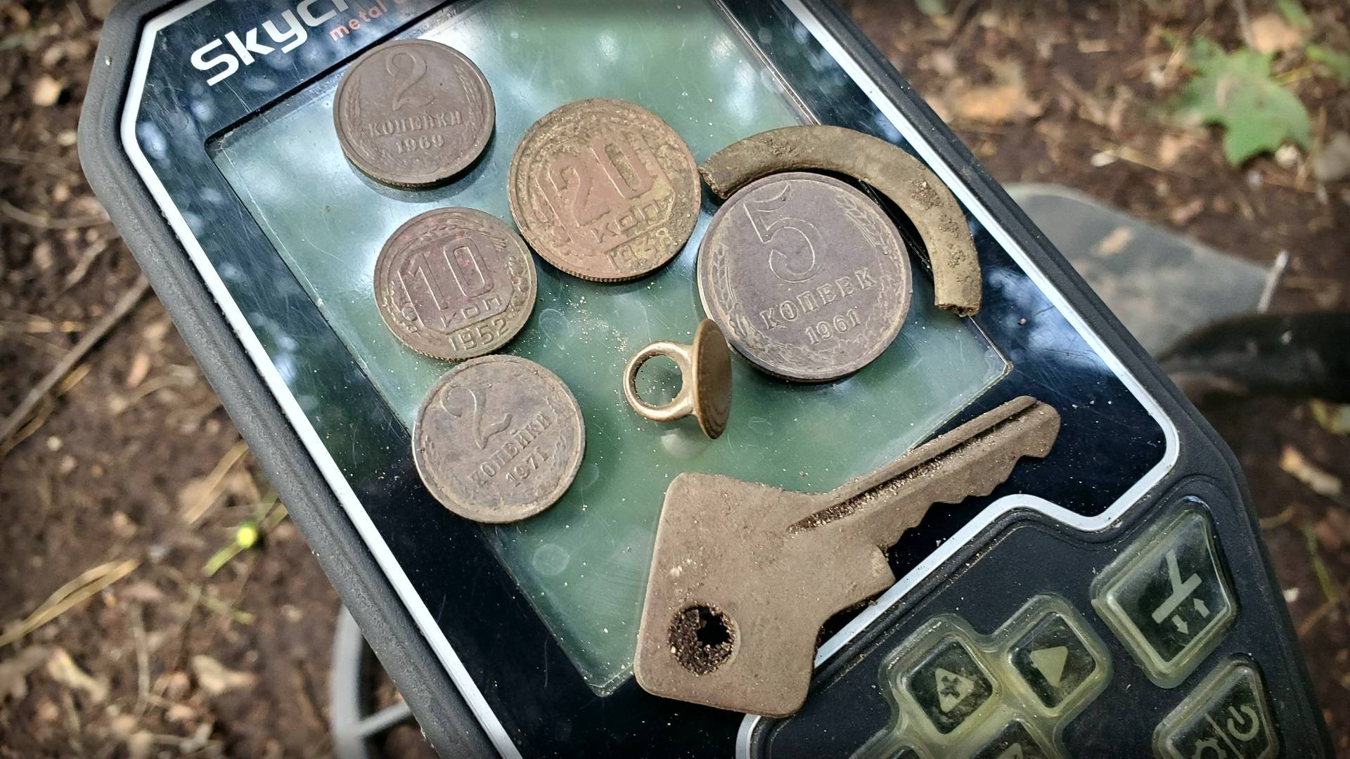Монеты на дороге. Дорожный коп.