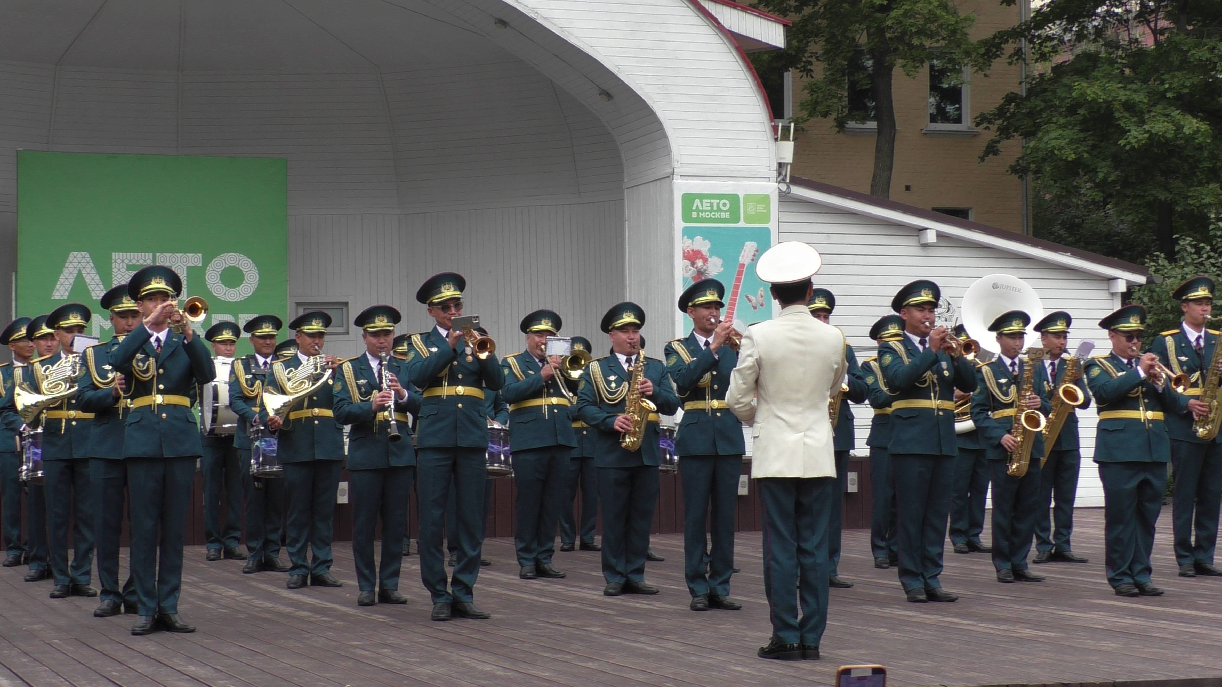 Центральный оркестр военно-патриотического центра Республики Казахстан.Москва.Сад «Эрмитаж»