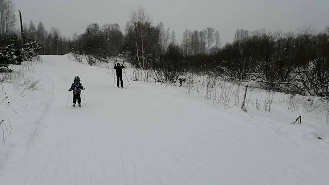 20220109 Тимофей 5 лет папа съезжает с горки