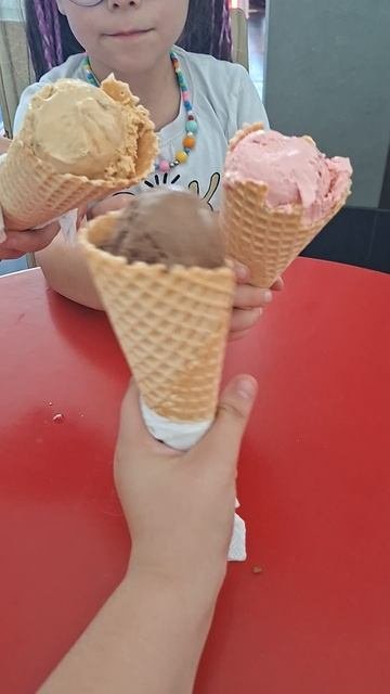 едим гига мороженое 😋