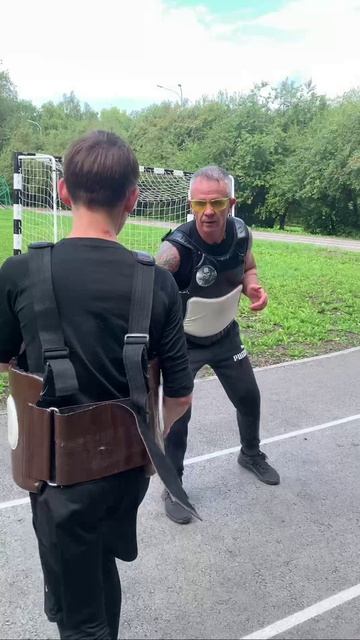 👀Атака по вооруженной ножом руке.