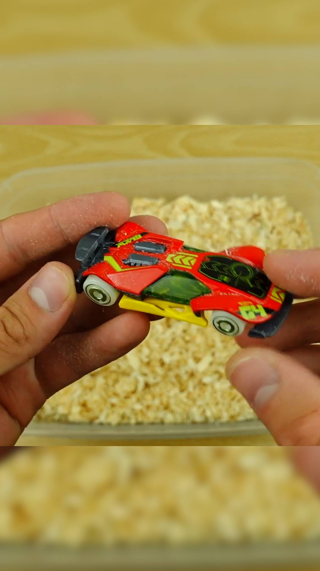 Ищу машинки игрушки Hot Wheels в ящике с опилками. Кир Кар Тойс