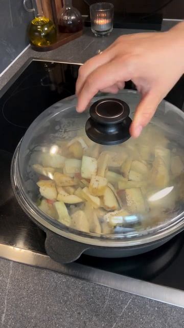 Блюдо из баклажанов на чугунной сковороде AMT Gastroguss