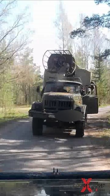 #shorts #offroad #4x4 #зил #зил131 Сумасшедший монтажник едет от точки до точки в корзине!