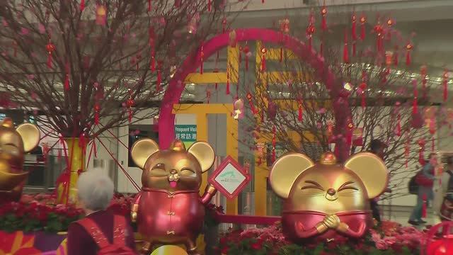 Балдеем в аэропорту Гонконга под веселую музычку