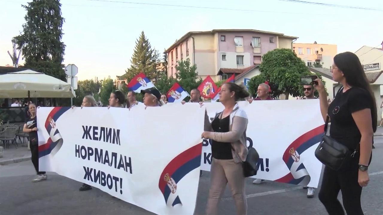 Десятки тысяч людей вышли на улицы городов Сербии с призывом прекратить беспорядки