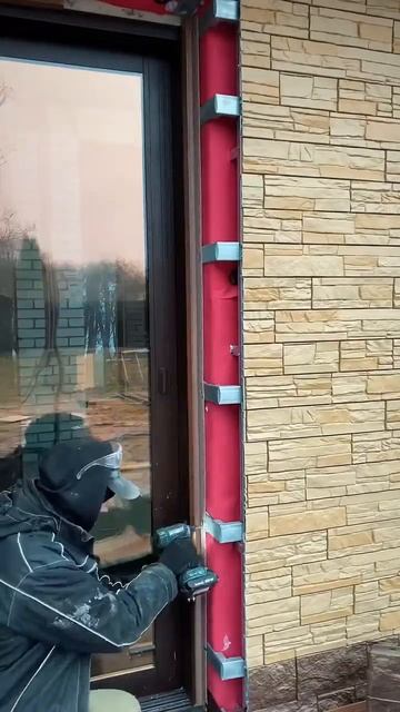 Оформление_откоса_у_окна,_которое_сделано_до_самого_пола,_очень