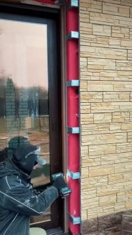 Оформление_откоса_у_окна,_которое_сделано_до_самого_пола,_очень