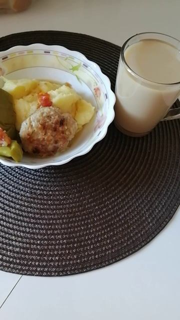 Пора обедать.