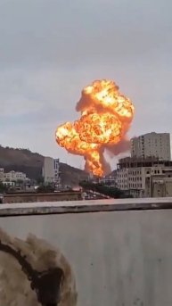 Еще один кадр, где запечатлен удар израильской авиации в Сане, Йемен