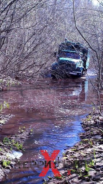 #shorts #зил #зил131 #offroad #4x4 #территорияикс ЗИЛ легко и непринужденно выезжает из болота!