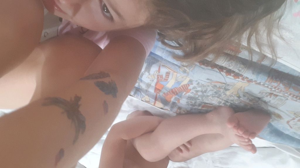 да Ангелина#лежит#играет с сестрой#