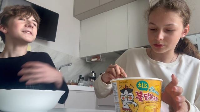 😱ПРОБУЕМ САМУЮ ОСТРУЮ ЛАПШУ Buldak В МИРЕ! МНЕ ОЧЕНЬ ОСТРО 🌶️🔥