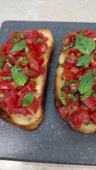 Брускетта с помидорами и базиликом