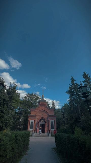 Екатеринбургский дендропарк на улицах 8 Марта у ТРЦ "Гринвич", Цирка и метро "Геологическая"