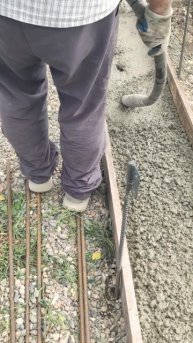 Старый советский вибратор отлично уплотняет бетонную смесь.