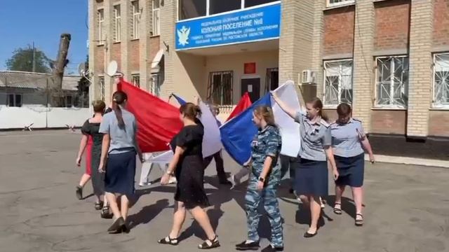 Сотрудники и работники КП-8 организовали флешмоб, посвящённый Дню государственного флага