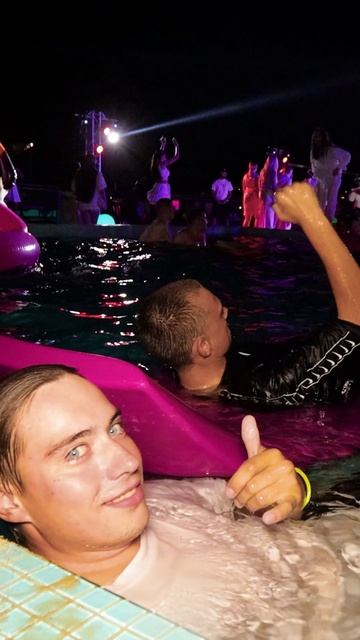 Врубай NEON: в отеле «Ялта-Интурист» состоялось молодёжное мегазрелищное событие сезона