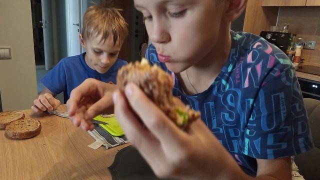 Делаем бургер из хлеба очень вкусно советую с (капибарами)