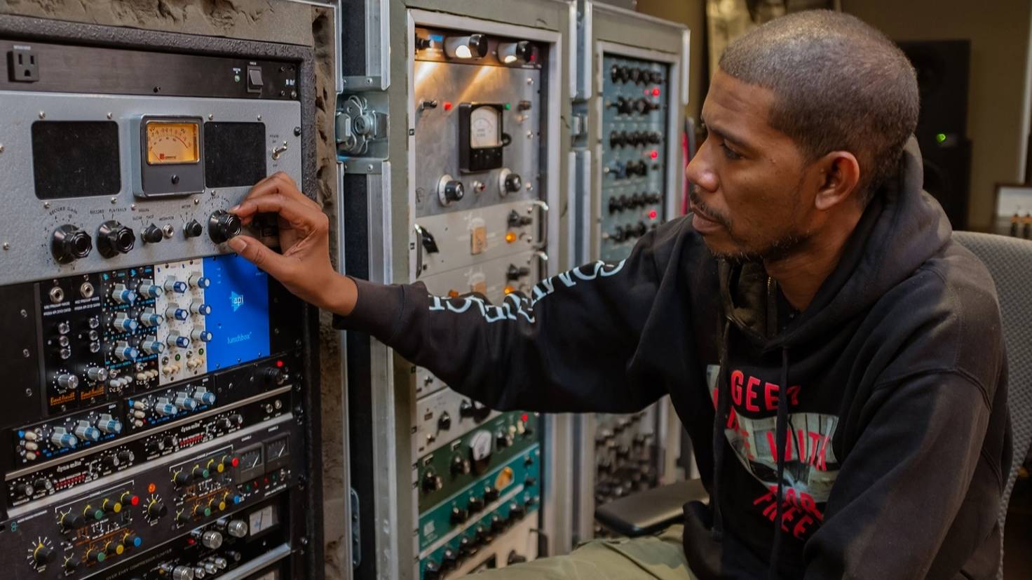 02. Treating Vocals with Various Hardware Compressors, Approach to Parameters, Pleasing Artefacts