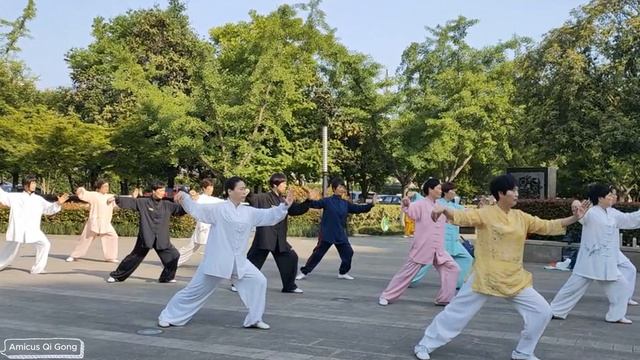 Каждое утро начинается с комплекса тайцзицюань