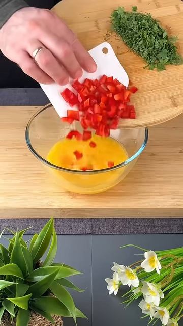 Как приготовить яйца с помидорами и сыром на завтрак. Помидоры. Лук, яйца