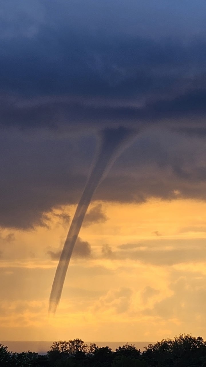 🆘 Человек попал в эпицентр водяного смерча рядом с городом Сестрорецк, Ленинградской области