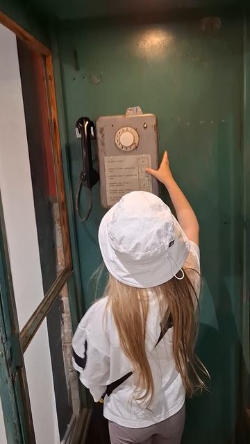 Дети впервые видят телефонную будку😁Музей игровых автоматов, Москва #ссср #советский_союз