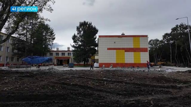 СТРОЙПЛОЩАДКУ ЕЛИЗОВСКОЙ ШКОЛЫ № 1 ПОСЕТИЛИ ГЛАВА МИНСЕЛЬХОЗА РФ, ВЛАДИМИР СОЛОДОВ И ИРИНА ЯРОВАЯ