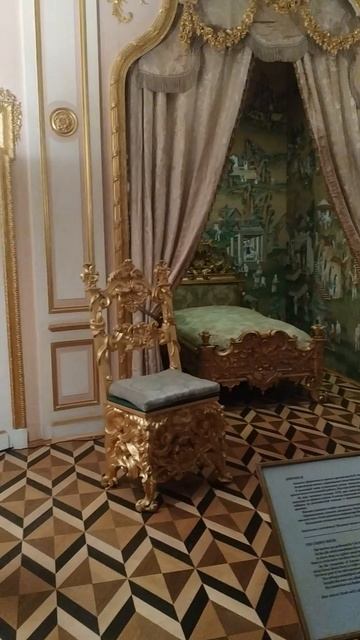 В 18 веке спали сидя.