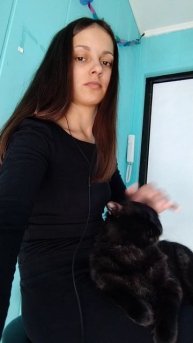 Девушка гладит киску