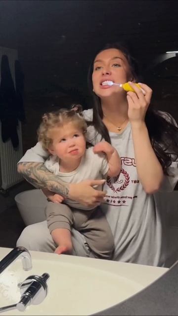 Мусульбеска: Чистим с дочей зубки 😂