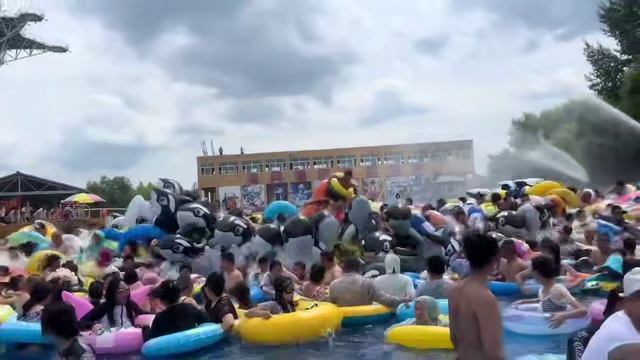 В китайских аквапарках отдых больше похож на борьбу за выживание