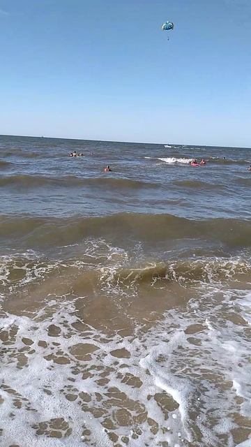 Сидим на пляже Азовского моря отдыхаем в станице Голубицкая