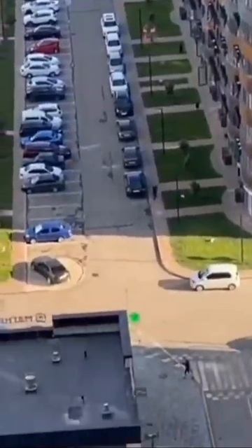 Это просто страх смотреть с 25 этажа вниз.