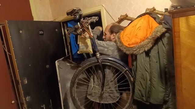 Вытаскиваю велосипед через ванну