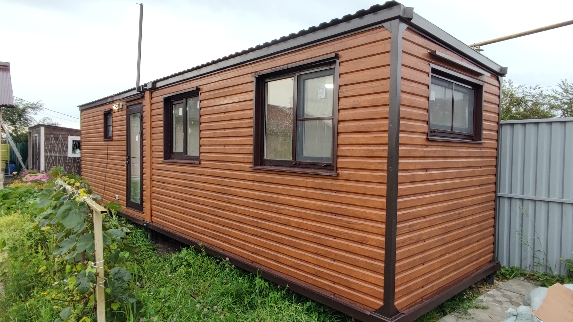 Дачный модульный домик Баня Люкс вагончик блок контейнер металлический 10 метровый в цвете Дуб 3 D