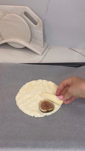 Творожная лепёшка с инжиром и сыром камамбер