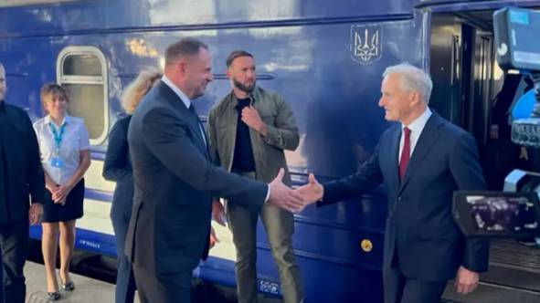 Приезжают в вагонах, обещают Киеву новые деньги для войны против России