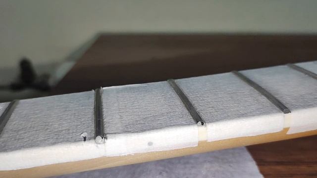 Ремонт гитары по ГОСТу. Полировка ладов🎸🎸🎸.mp4