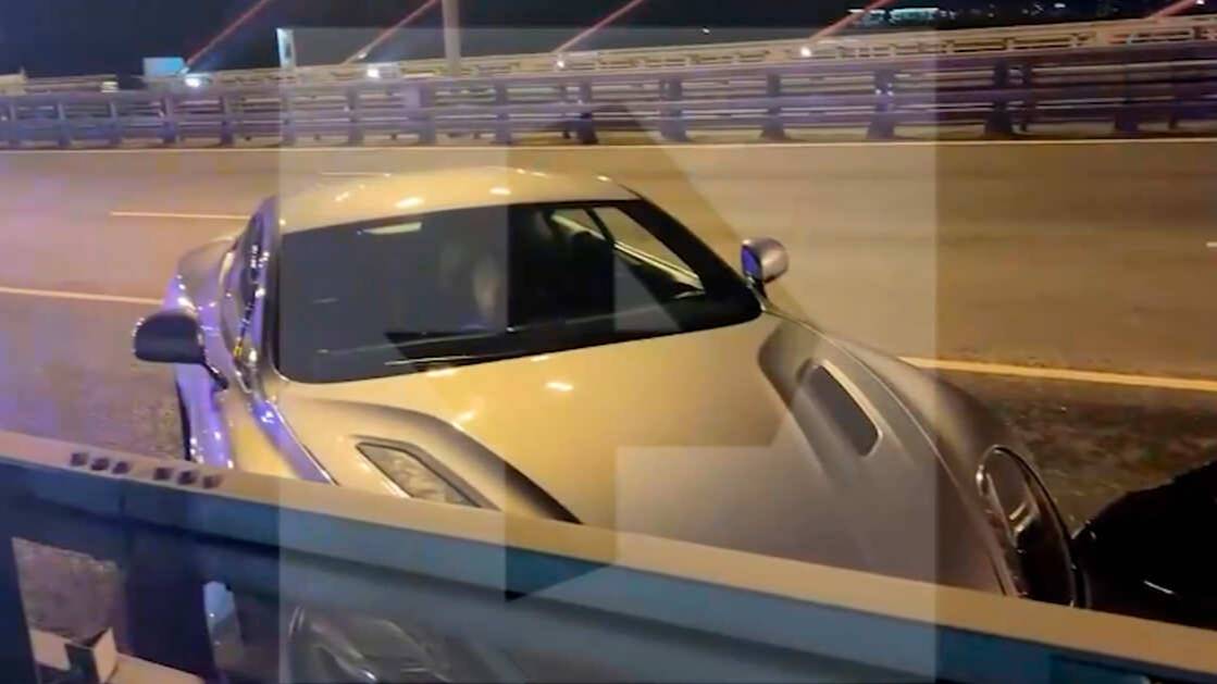 Кадры с места гибели бизнесмена за рулем Aston Martin на мосту в Москве